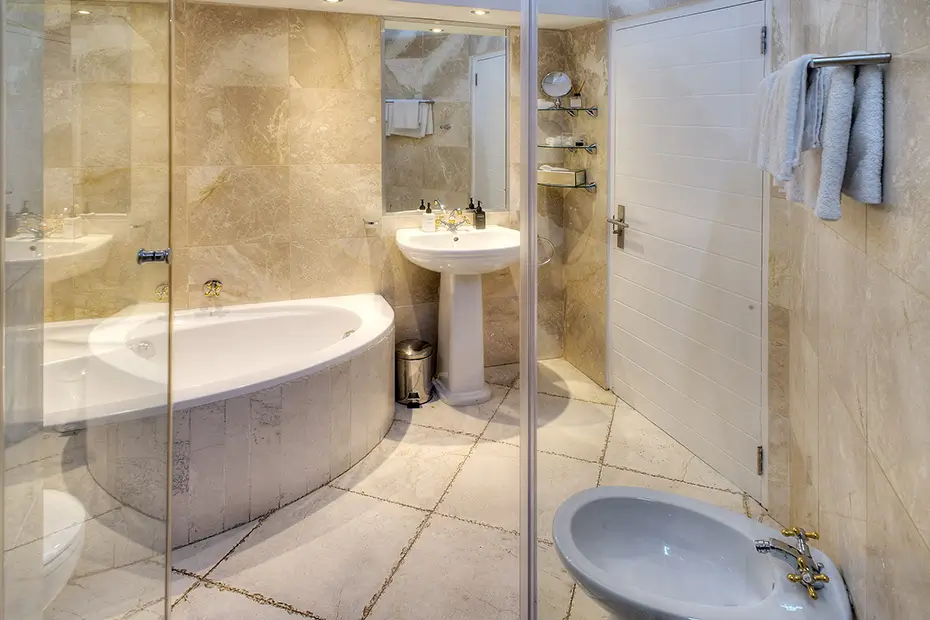 Family-Suite-7-Bath-Room